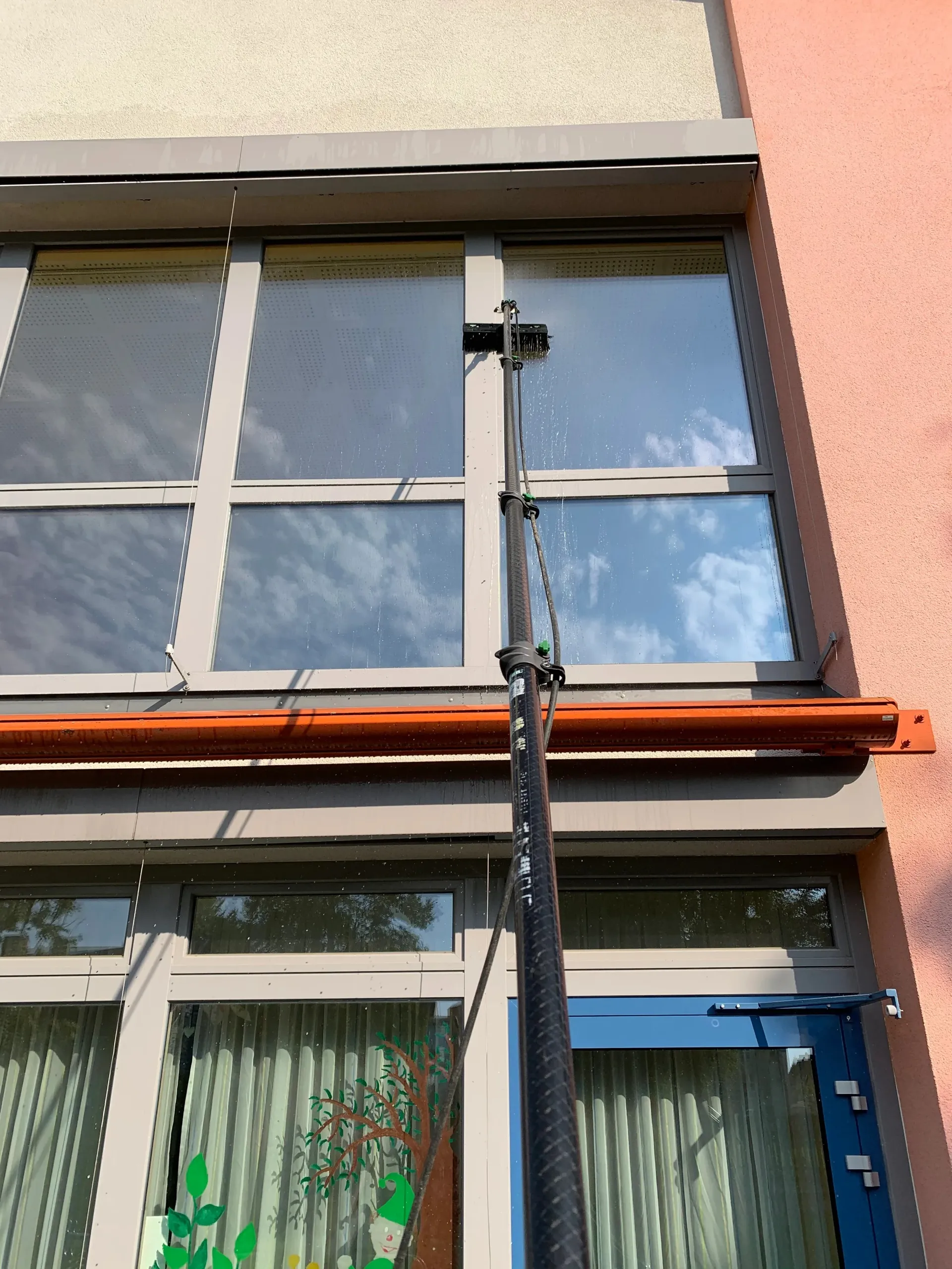 Jalousien- und Fensterreinigung München mit Teleskopstange und Reinwasser