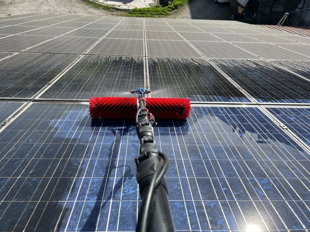 PV-anlagen-Reinigung-SchererSavin-Glas-und-Gebaeudereinigung-115-1024x768.webp