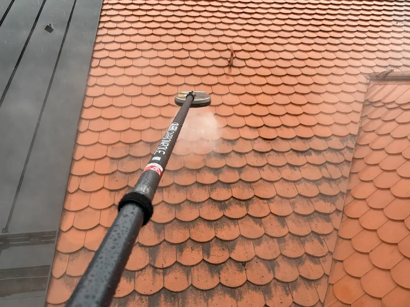 Dachreinigung auch an Schneefanggittern und Dachdetails